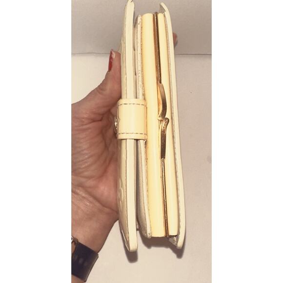 Louis Vuitton Vernis Yellow Kisslock Wallet – Authentic Patent Leather pre-owned - Picture 6 of 14